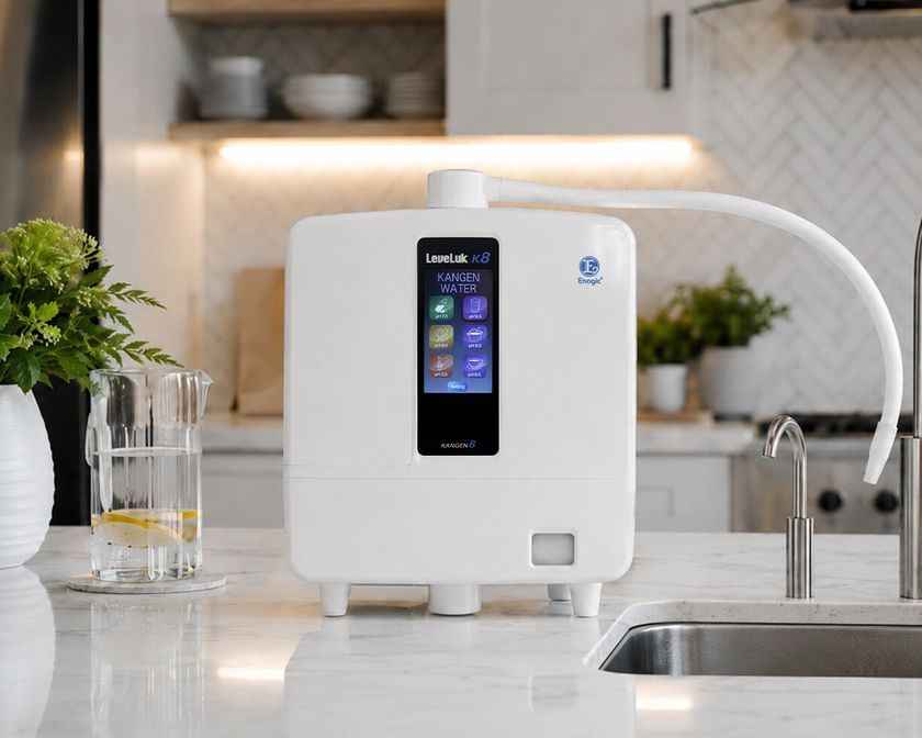 Уред Enagic Leveluk K8 за Kangen Water® на кухненски плот до мивката